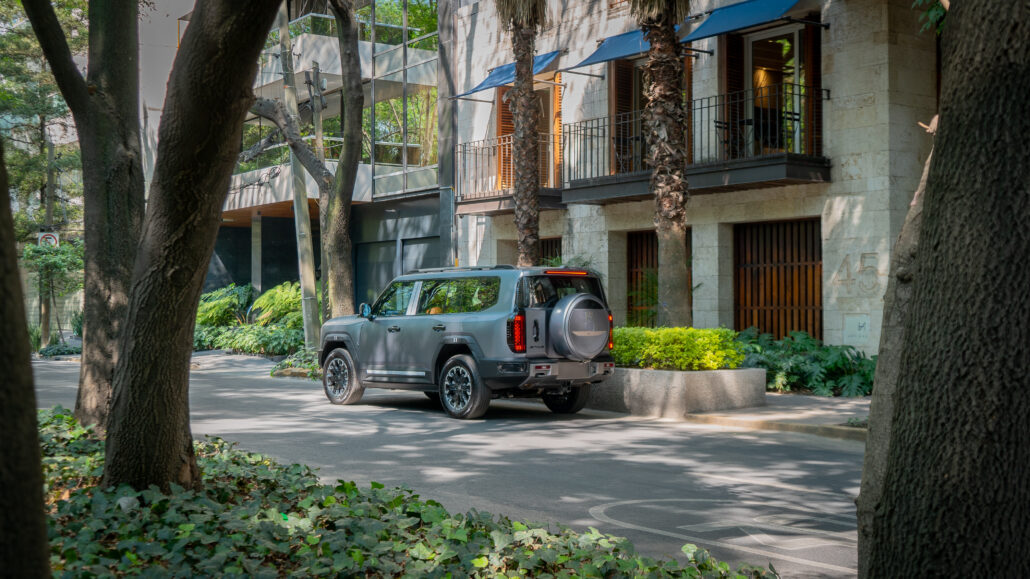 JETOUR G700 interior con tres filas de asientos y pantalla de 35.4 pulgadas
