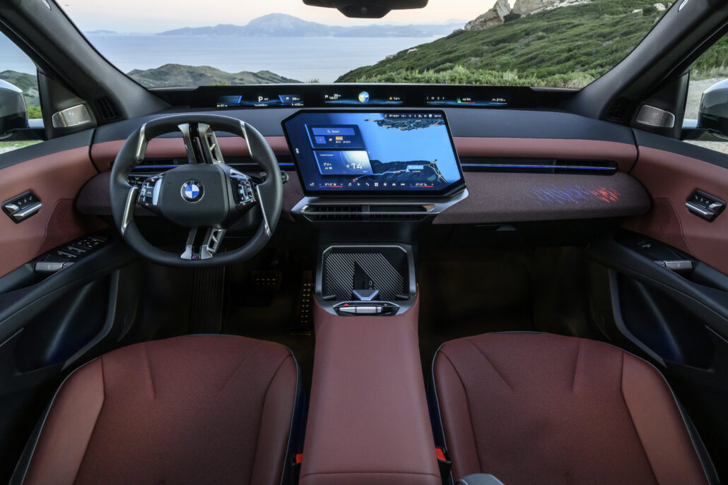 BMW iX3 Neue Klasse 2026 interior con Panoramic iDrive y materiales premium
